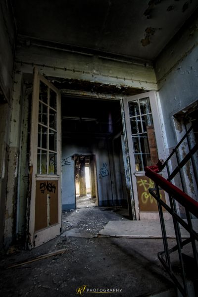 Ein Zimmer mit einer Tür und einer Feuerhydraulika