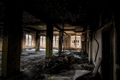 Ein Raum mit vielen Trümmern und Trümmern