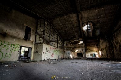 Ein Raum mit Graffiti an den Wänden und einem Fenster