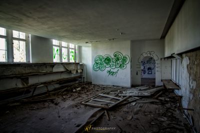 Ein Raum mit Graffiti an den Wänden und am Boden
