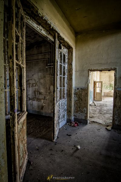 Ein Zimmer mit einer Tür und einer Wand