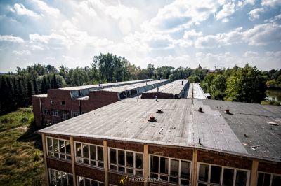 Ein Gebäude mit einem abgerissenen Dach