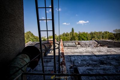 Eine Leiter hängt von der Seite eines Gebäudes