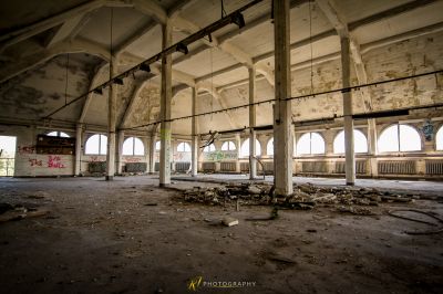 Ein großer Raum mit vielen Trümmern