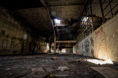 Ein sehr altes Gebäude mit Graffiti an den Wänden