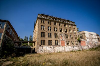 Ein Gebäude mit vielen Fenstern und vielen Fenstern