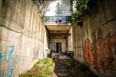 Eine Wand mit Graffiti darauf