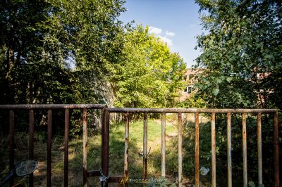 Ein Holzzaun mit einem Fahrrad davor geparkt