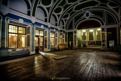 Ein Zimmer mit Holzboden und einer Decke