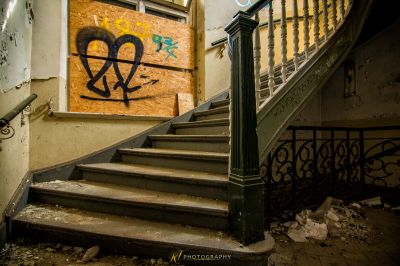 Eine Treppe mit Graffiti an der Wand
