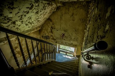 Eine Treppe mit einem Licht auf der Oberseite