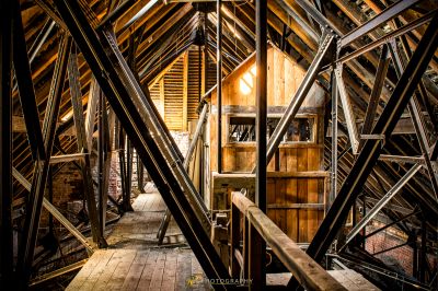 Ein Zimmer mit viel Holz und Metall