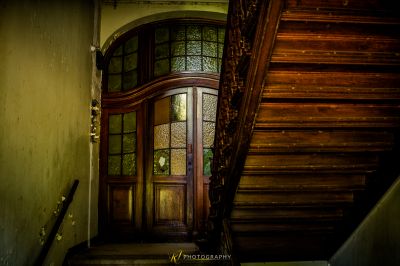 Eine Holztreppe, die zu einer Tür führt