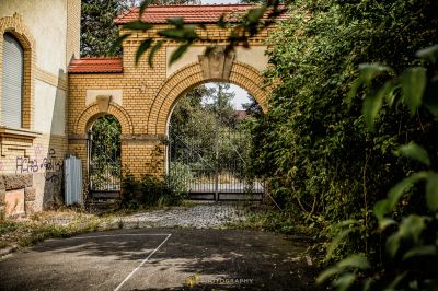 Ein Tor befindet sich in der Mitte eines Hofes