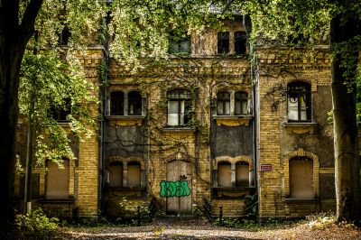 Ein Gebäude mit einem grünen Schild auf der Vorderseite