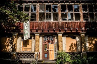 Ein Gebäude mit einem kaputten Fenster und einer kaputten Tür