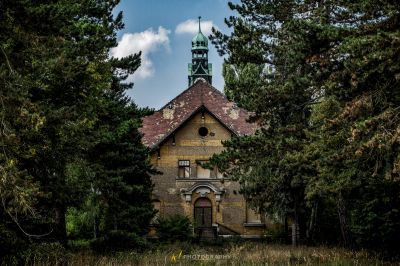 Ein sehr altes Gebäude mit einem Uhrenturm