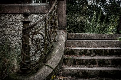 Eine Steintreppe mit einem Fahrrad darauf