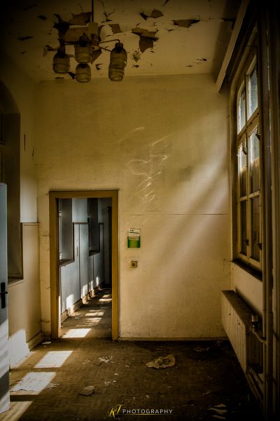 Ein Zimmer mit Deckenventilator und Fenster