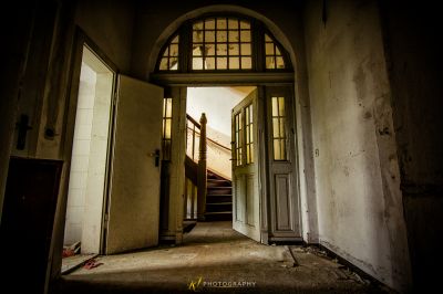 Eine Tür, die zu einer Treppe führt, die zu einer Treppe führt