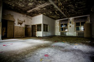 Ein Raum mit vielen Trümmern auf dem Boden