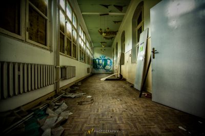 Ein langer Flur mit einem Haufen Müll auf dem Boden