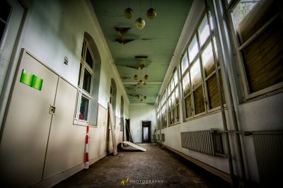 Einen langen Flur mit Deckenventilator und Kühlschrank