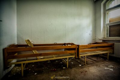 Eine Holzbank in einem Raum mit Fenster