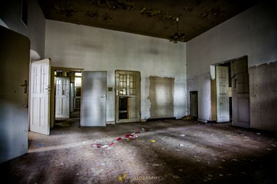 Ein Raum mit vielen Trümmern auf dem Boden