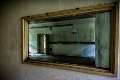 Ein Spiegel in der Wand