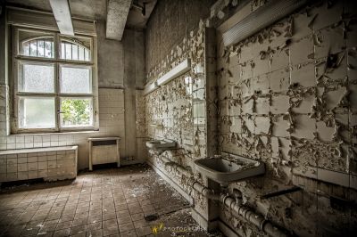 Ein Badezimmer mit Waschbecken und Fenster