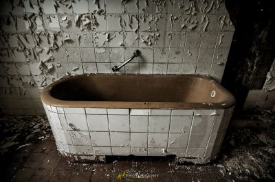 Eine Badewanne in einem Badezimmer