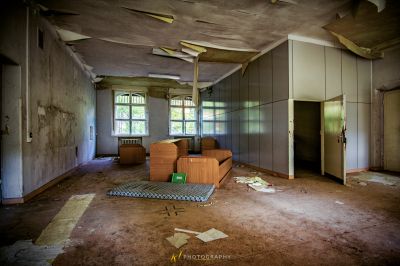 Ein Zimmer mit vielen Trümmern und einem kaputten Kühlschrank