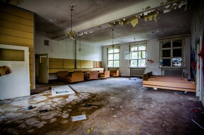 Ein Zimmer mit viel Schutt und einem Kühlschrank