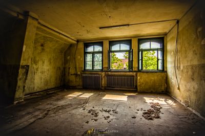 Ein Zimmer mit einem Rad und einem Rad