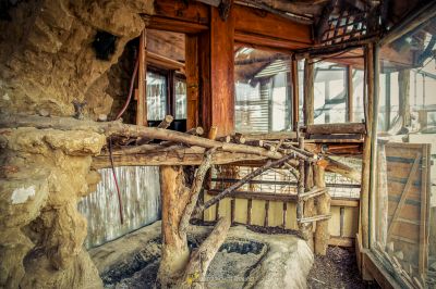 Ein zerbrochenes Fenster in einem Gebäude