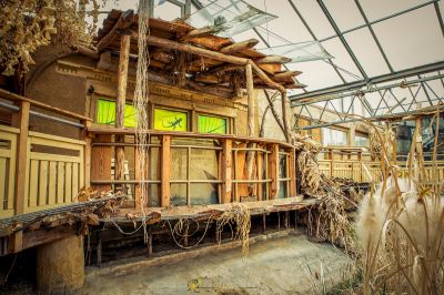 Ein Gebäude mit einem kaputten Dach und einem kaputten Fenster