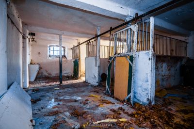 Ein Zimmer mit einem Haufen Müll und einer Treppe