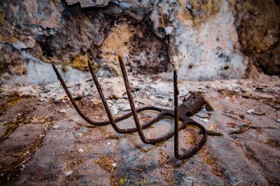 Ein rostiges Metallobjekt auf einem Felsen