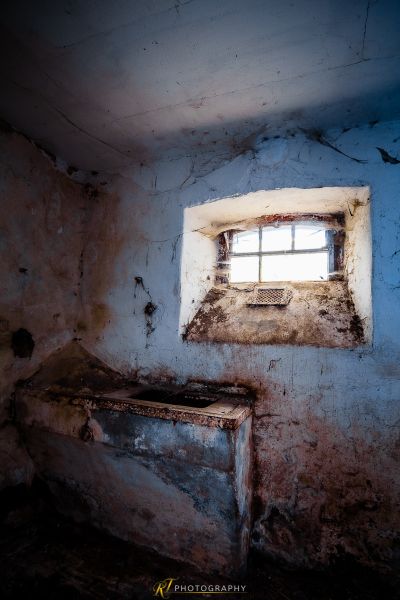 Ein schmutziges Zimmer mit einem Fenster und einer Spüle