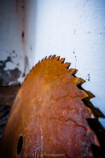 Ein verrostetes Stück eines Bootes in einem schmutzigen Raum