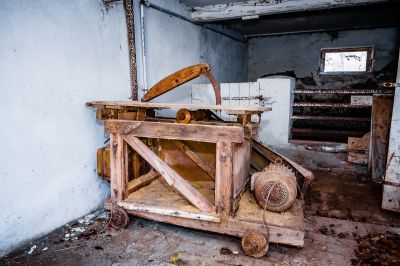 Eine Maschine, die in einem Raum sitzt