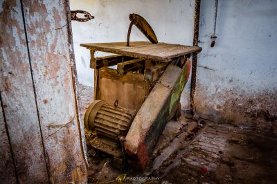 Ein schmutziges Zimmer mit einer kaputten Maschine und einer kaputten Tür