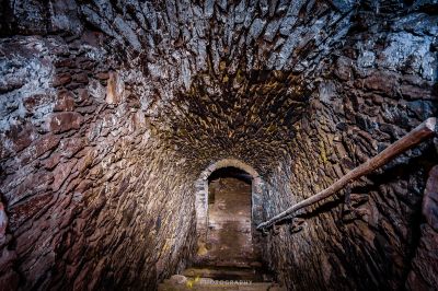 Ein Tunnel mit einem Holzbalken darin