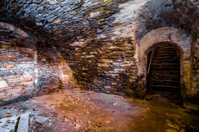 Ein Zimmer mit einer Tür und einer Ziegelwand