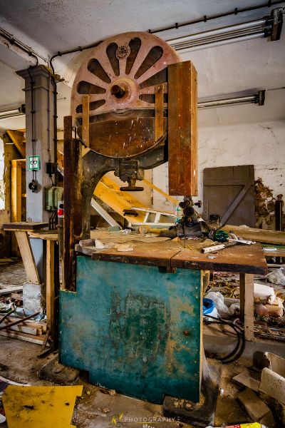 Eine Maschine, die in einem Raum sitzt