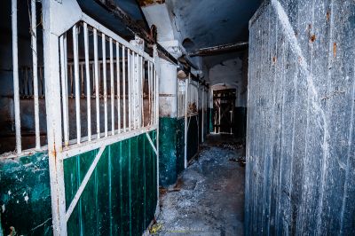 Ein Zimmer mit einem zerbrochenen Fenster und einer Wand