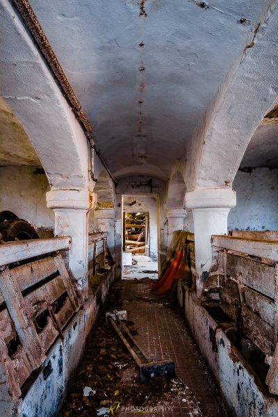 Ein Zimmer mit vielen Trümmern und einer Person im Hintergrund