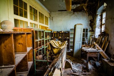 Ein Raum mit vielen Trümmern