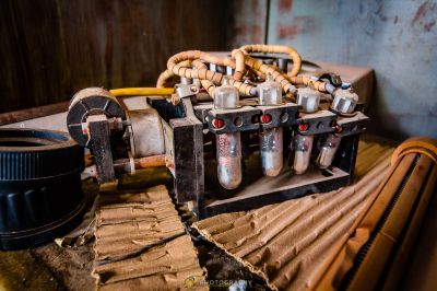 Eine Maschine, die auf einem Tisch sitzt